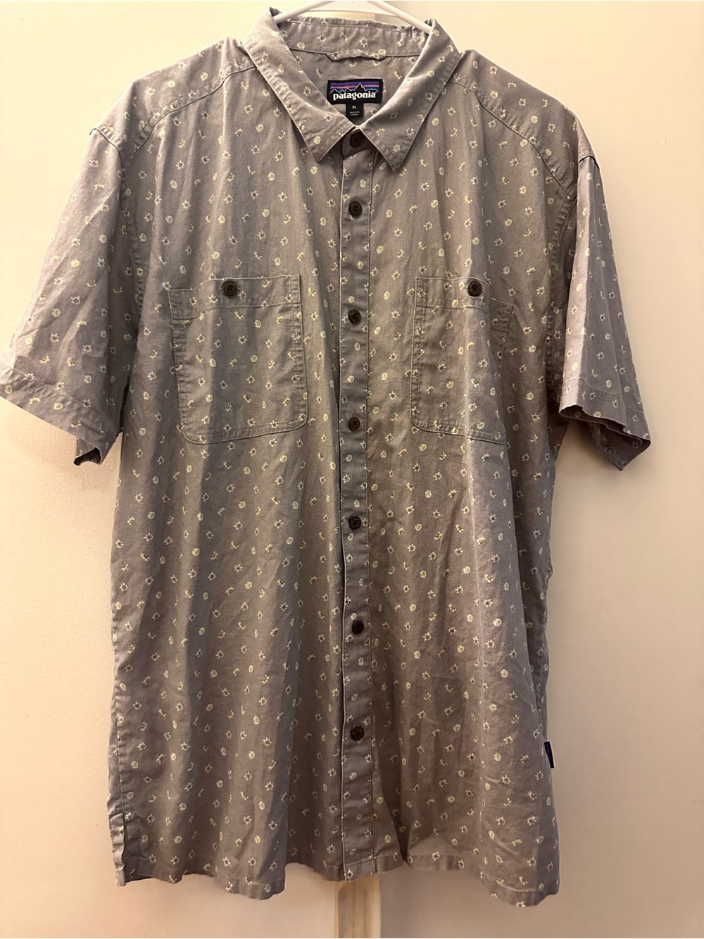 Patagonia Men's Short-Sleeve Button-Down Shirt in Light Gray with Subtle Print